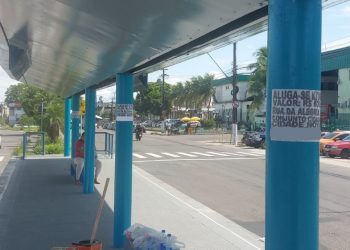 Após ser reformada, plataforma de ônibus é tomada por cartazes de aluguel na avenida Camapuã