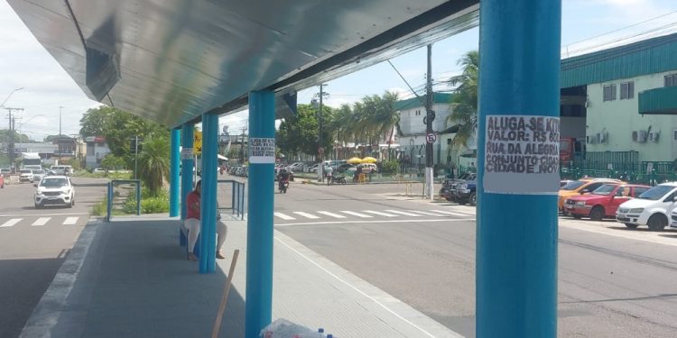 Após ser reformada, plataforma de ônibus é tomada por cartazes de aluguel na avenida Camapuã