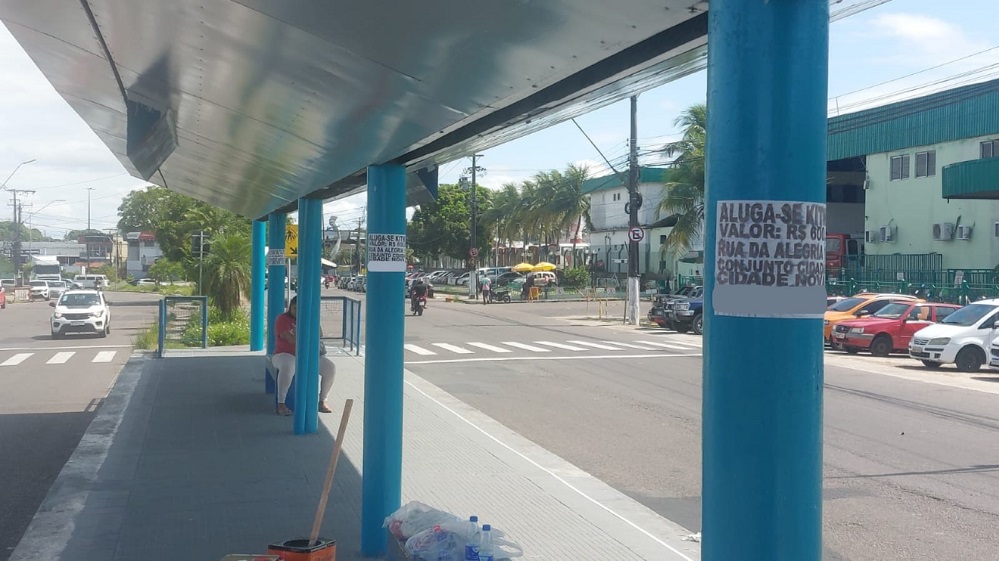 Após ser reformada, plataforma de ônibus é tomada por cartazes de aluguel na avenida Camapuã
