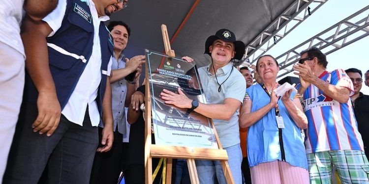 Prefeito entrega mercado municipal Maximino Corrêa revitalizado, na Praça 14