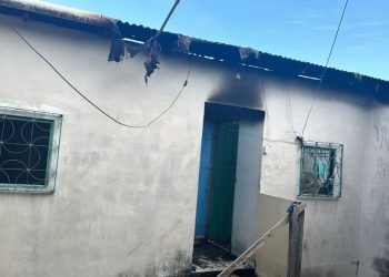 Curto-circuito causa incêndio e destrói casa de venezuelanos em Manaus
