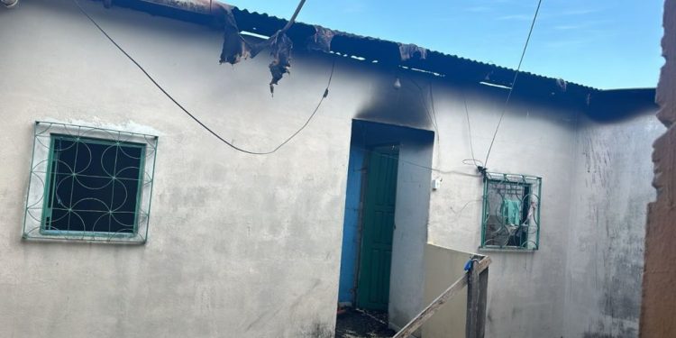 Curto-circuito causa incêndio e destrói casa de venezuelanos em Manaus