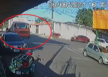 Vídeo: Caminhão atinge motocicleta com cr1anç@ e deixa feridos em acidente no Petrópolis