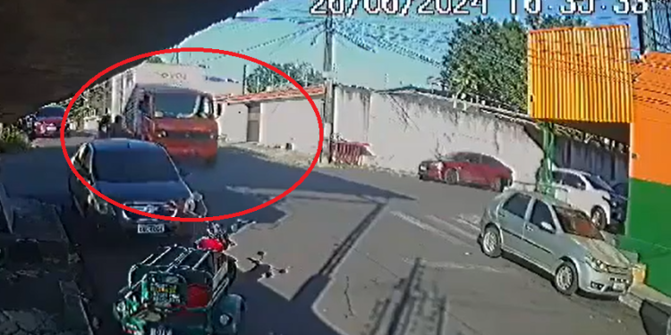 Vídeo: Caminhão atinge motocicleta com cr1anç@ e deixa feridos em acidente no Petrópolis