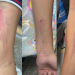 Menina de 12 anos chega toda ‘marcada’ em escola e mã3 e p@dr@sto são suspeitos do crime