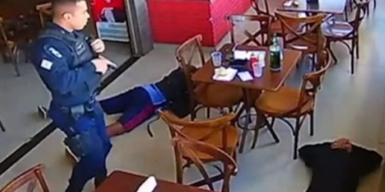 Vídeo: bandidos roubam carro, mas decidem tomar café e acabam presos na padaria