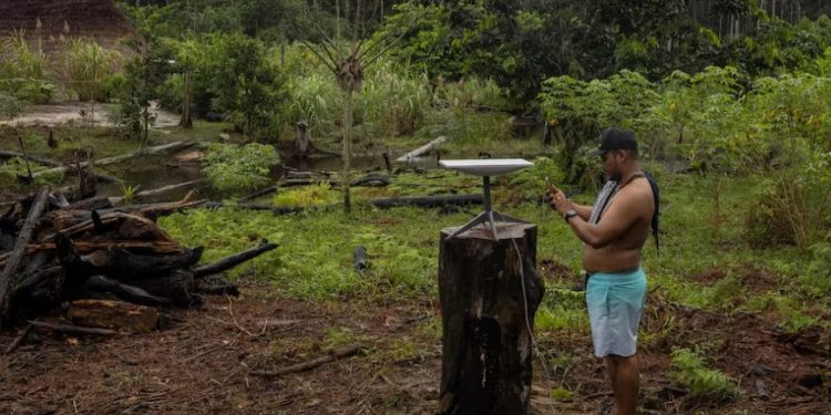 Indígenas da Amazônia ganham Internet grátis e se viciam em vídeos adultos