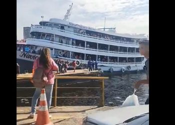Vídeo: barco lotado rumo à Parintins assusta WEB: ‘por menos o Titanic afundou’ 