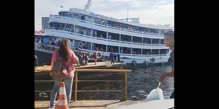 Vídeo: barco lotado rumo à Parintins assusta WEB: ‘por menos o Titanic afundou’