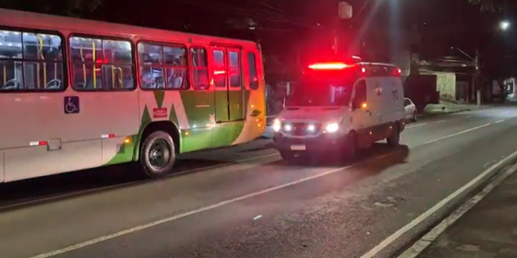 Jovem cai de cabeça na Getúlio Vargas ao pular do ônibus 227 para fugir de assalto