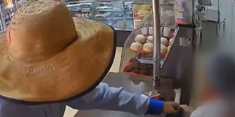 Vídeo: mulher se desespera durante assalto e bandido pede calma: ‘fica de boa’