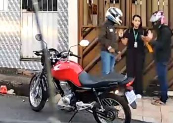 Vídeo mostra bandidos roubando celular e senha do PIX de mulher em Manaus