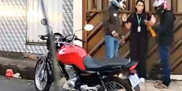 Vídeo mostra bandidos roubando celular e senha do PIX de mulher em Manaus