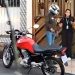 Vídeo mostra bandidos roubando celular e senha do PIX de mulher em Manaus