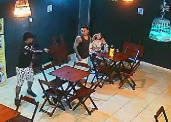 Vídeo: assaltantes apontam arma na cara de mulheres e homens em Manaus