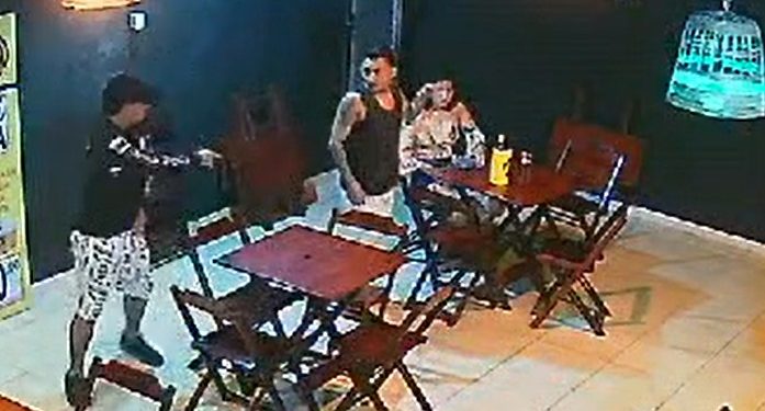 Vídeo: assaltantes apontam arma na cara de mulheres e homens em Manaus