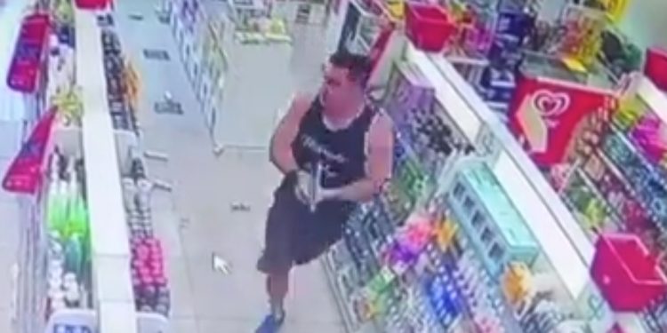 Vídeo: PM de folga reage a assalto e mata criminoso dentro da farmácia