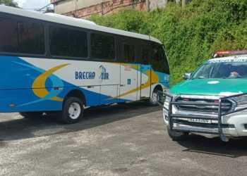 Urgente: Dentro de micro-ônibus, motora mata a esposa e depois tira a própria vida em Manaus
