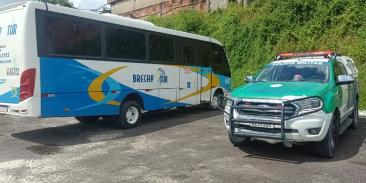 Urgente: Dentro de micro-ônibus, motora mata a esposa e depois tira a própria vida em Manaus