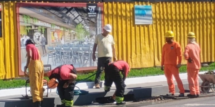 Carro bate em moto de família e cachorro cai no bueiro em Manaus 