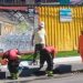 Carro bate em moto de família e cachorro cai no bueiro em Manaus 