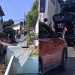 Vídeo: caminhão se abre em Manaus e telhas voam pra cima dos carros na rua
