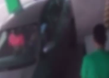 Vídeo: Dentro de locadora, no carro, homem sai metendo o soco em namorada