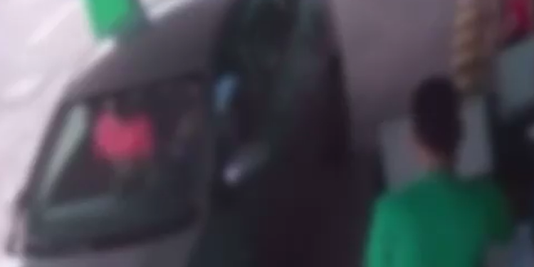 Vídeo: Dentro de locadora, no carro, homem sai metendo o soco em namorada