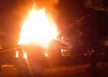 Vídeo: Revoltada com a própria família, mulher bota fogo em casa e fica desabrigada em Itacoatiara