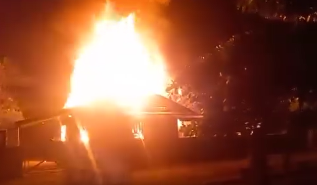 Vídeo: Revoltada com a própria família, mulher bota fogo em casa e fica desabrigada em Itacoatiara