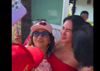 Vídeo: Fãs vão encontrar Isabelle Nogueira na Casa dos Itens e ela chora de emoção