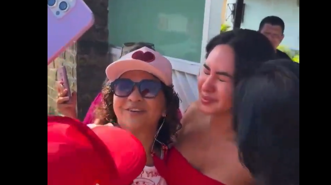 Vídeo: Fãs vão encontrar Isabelle Nogueira na Casa dos Itens e ela chora de emoção