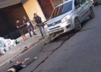 Vídeo: jovem entra na contramão de moto em Manaus, bate e acaba com a cabeça aberta no chão
