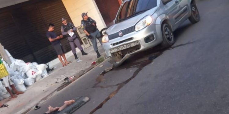 Vídeo: jovem entra na contramão de moto em Manaus, bate e acaba com a cabeça aberta no chão