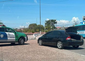 Vídeo: Só de short, corpo de homem morto é encontrado dentro de carro em Manaus