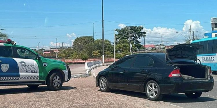 Vídeo: Só de short, corpo de homem morto é encontrado dentro de carro em Manaus