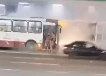 Vídeo: Passageiros escapam de serem atropelados após fogo dentro da linha 640 em Manaus