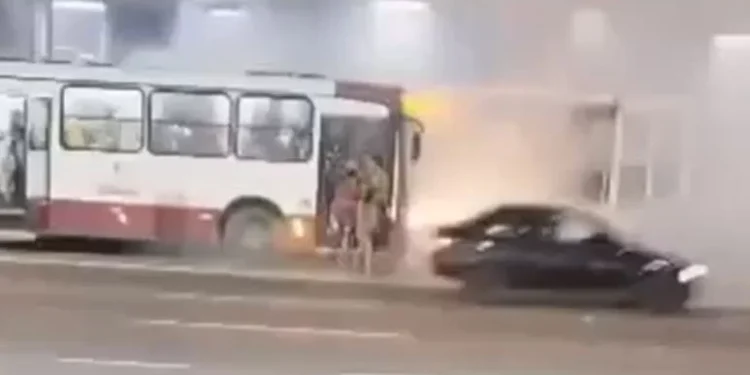 Vídeo: Passageiros escapam de serem atropelados após fogo dentro da linha 640 em Manaus