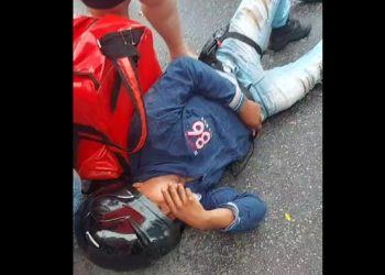 Vídeos: entregador tem moto atingida por picape e geme de dor no asfalto em Manaus