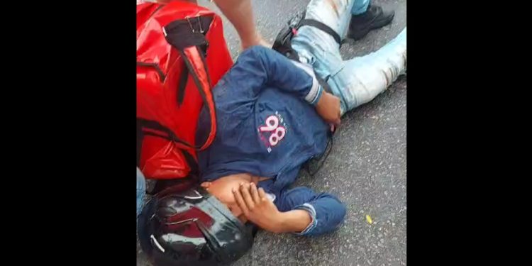Vídeos: entregador tem moto atingida por picape e geme de dor no asfalto em Manaus
