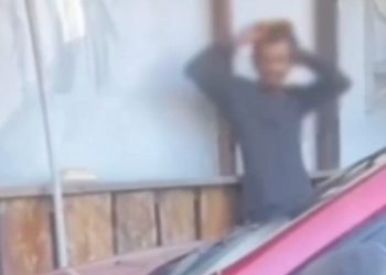 Vídeo: ‘Absurdo isso’, diz mulher ao filmar ‘doidão’ na Ponta Negra fazendo atos assanhados