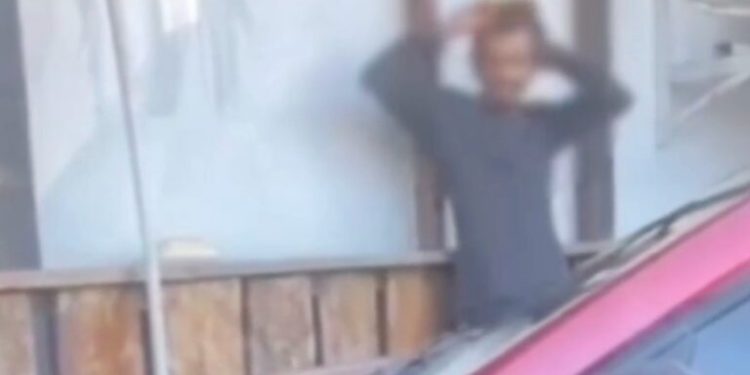 Vídeo: ‘Absurdo isso’, diz mulher ao filmar ‘doidão’ na Ponta Negra fazendo atos assanhados