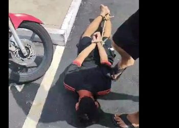 Vídeo forte: suspeito é espancado por moradores de residencial em Manaus