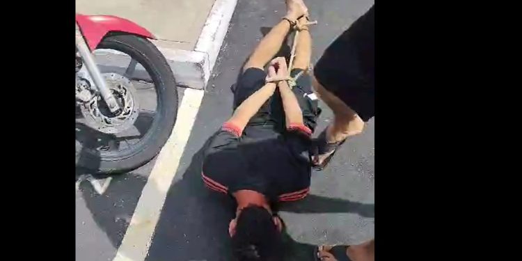 Vídeo forte: suspeito é espancado por moradores de residencial em Manaus