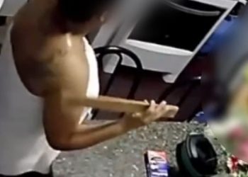 Vídeo: mulher que agrediu enteada com ripa em Manaus foi gravada pelo marido 