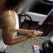 Vídeo: mulher que agrediu enteada com ripa em Manaus foi gravada pelo marido 