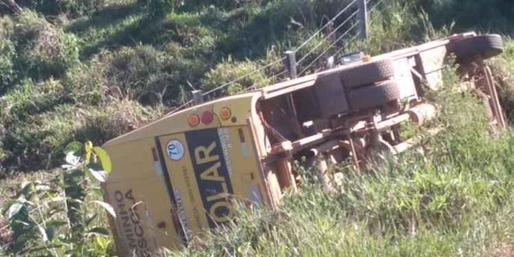 Ônibus escolar tomba no interior do Amazonas e deixa alunos feridos 