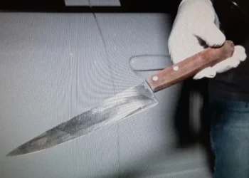 Homem é preso após tentar matar a esposa a facadas na frente do sogro em Manaus