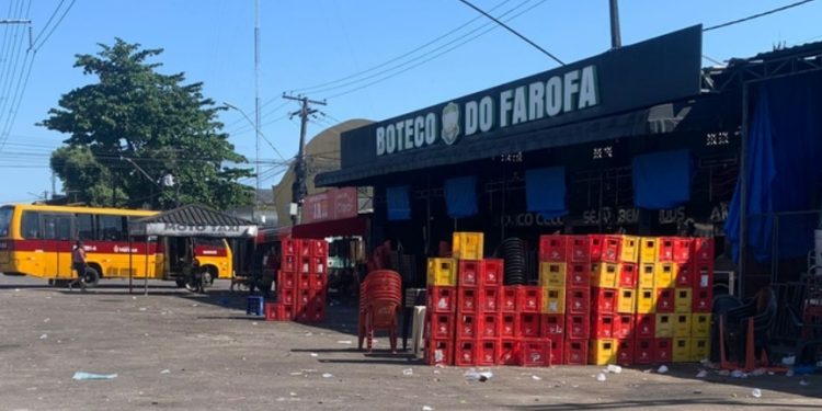Clientes do Bar do Farofa são baleados em Manaus; um está morto