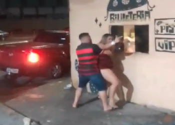 Vídeo: Casal discute em forró no bairro Alvorada e homem acaba dando tiro em segurança